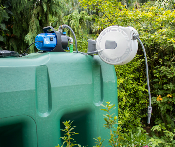 Citerne à eau de pluie rectangulaire aérienne –3000 litres-enrouleur-de-tuyau-et-pompe