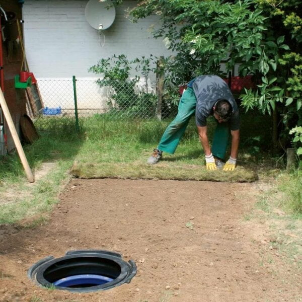 Couvrir la cuve d'eau nordique avec des tapis de gazon