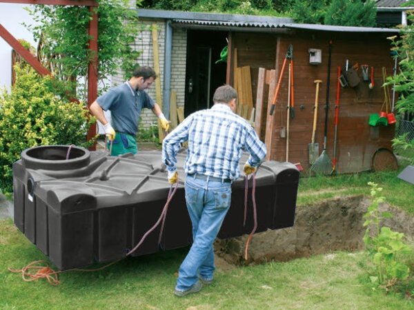 cuve eau de pluie nordique 1500L porté par 2 hommes