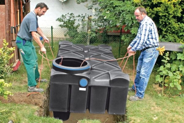 installation d'une cuve eau de pluie souterrain avec 2 personnes