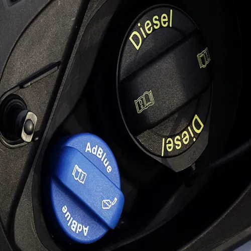 Gros plan sur le bouchon du réservoir d’AdBlue® d’un véhicule diesel, mettant en avant son importance pour le respect des normes d’émissions en France.