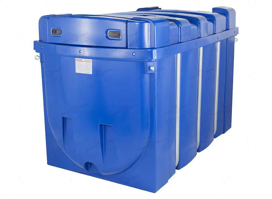Citerne AdBlue de 2500 litres équipée d'une pompe, offrant un design robuste et une fonctionnalité prête à l'emploi.