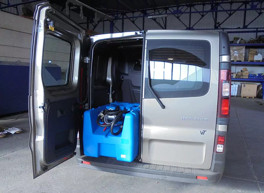Cuve Ad Blue mobile de 200 litres en PE HD placée dans un véhicule utilitaire, idéale pour un transport facile et un ravitaillement flexible sur site ou dans des zones isolées.