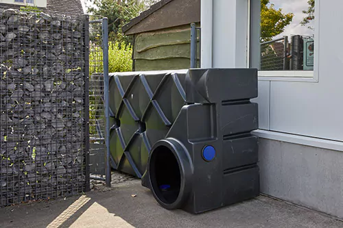 Fosse septique extra plate transportée à travers un passage étroit pour une installation pratique