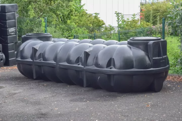 Fosse septique plate de 10 000 litres pour assainissement efficace dans les espaces restreints.