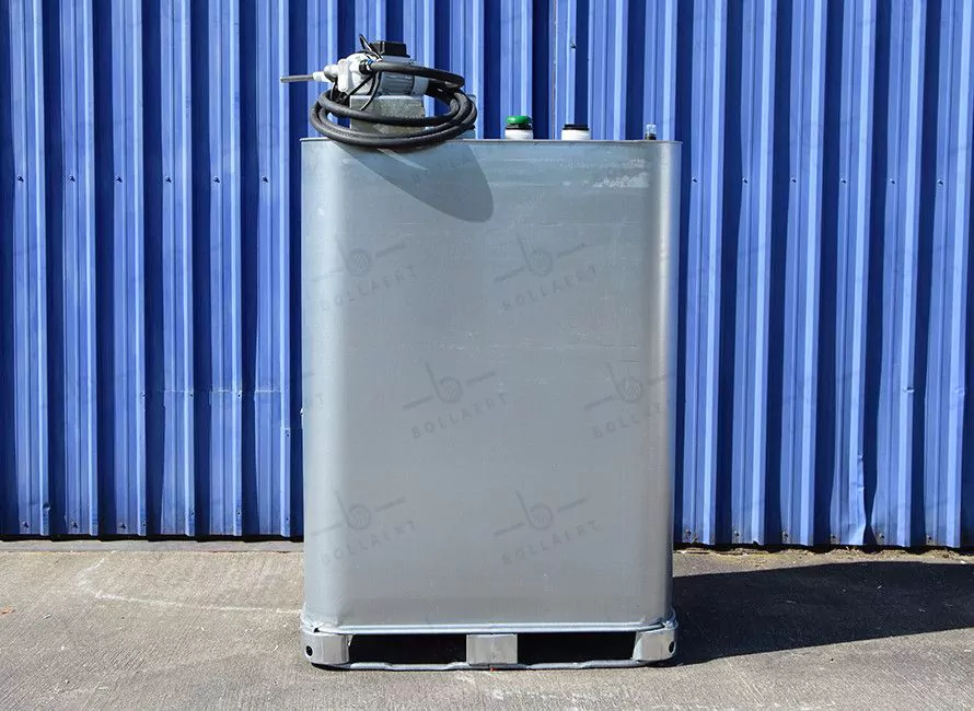 Cuve AdBlue® galvanisée double paroi de 1000 litres avec pompe 220V, parfaite pour un stockage AdBlue résistant aux conditions extérieures et aux variations de température.
